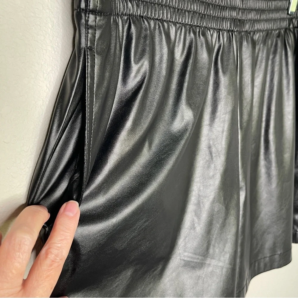Theory Mercer Faux Leather High Rise Pull-On Shorts | Black | Size L